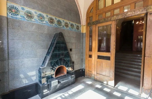 10 апреля состоится экскурсия по бывшему доходному дому страхового общества "Россия", расположенному на Большой Морской улице, 35 в Петербурге. История одной из знаковых построек петербургского северного модерна, декоративное убранство фасада, уникальные интерьеры и многое другое ждут посетителей. Здание возведено в 1905-1907 годах арх. А.А.Гимпелем, при участии В.В.Ильяшева.