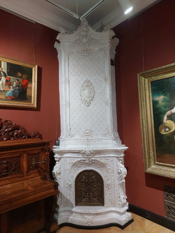 Государственный музей изобразительных искусств Республики Татарстан в центре Казани, имеет кроме роскошной экспозиции и вполне симпатичные печи и камины, украшающие интерьеры.