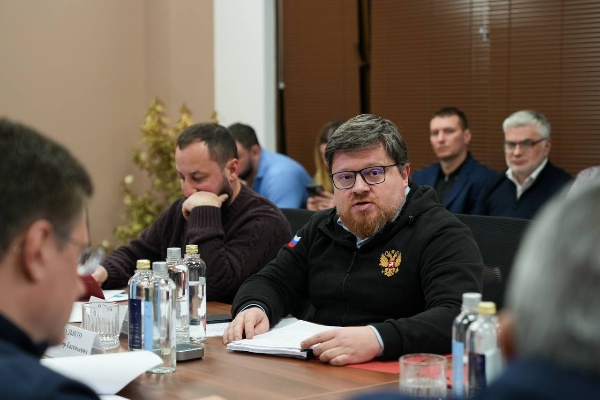 На курорте «Мамисон» вице-премьер Александр Новак провел совещание, посвященное производительности труда в туризме.

На встрече с участием главы Северной Осетии Сергея Меняйло, заместителя полпреда в округе Владимира Надыкто, заместителей министра экономического развития Сергея Назарова и Дмитрия Вахрукова, а также руководства Кавказ.РФ  была представлена пилотная программа повышения производительности труда в туризме. Её разработали в конце декабря прошлого года.

"Президентом поставлена амбициозная задача по увеличению темпов роста производительности труда в стране. В условиях дефицита кадров это ключевой фактор для повышения эффективности и перераспределения рабочей силы в высокопроизводительные сектора. Туризм обладает значительным потенциалом для такого рывка", – подчеркнул вице-премьер. 

Реализацией этой программы будет заниматься созданный на базе Кавказ.РФ отраслевой центр компетенций (ОЦК) в области туризма. Первые успешные проекты уже есть — о них Александру Новаку рассказали сами отельеры. 

Так, в результате работы с ОЦК в пятизвездочном отеле «Майри Парк» на Архызе время полной уборки номера сократилось на 24 минуты, готовность к заселению стала наступать на час раньше, прекратились претензии гостей по чистоте/ комплектации номера. 

"Уровень вовлеченности работников значительно вырос. Люди поняли, что они не стали работать больше, а просто легче и быстрее выполняют ту же работу, что и раньше. Система подачи предложений по улучшениям позволяет работникам видеть, что их идеи видны, принимаются во внимание, а не теряются где-то в бумажном потоке. Оптимизация позволила нам подумать о том, что при дальнейшем внедрении предложенных инструментов, работу по подготовке коттеджа к заселению без потери качества и времени могут производить два работника, а не три, как сейчас. Это позволит убирать одновременно больше коттеджей, что очень важно в периоды пиковой нагрузки", — рассказывает Елена Котова, генеральный менеджер отеля.

Одним из механизмов повышения производительности труда являются «коробочные решения» — проработанные алгоритмы изменений самых рутинных и важных отельных процессов. В их числе: оборот текстиля в прачечной, комплектация и подготовка номера, бронирование и размещение гостя, организация «шведского стола». 

Еще один механизм — адресная поддержка отстающих. Здесь в зоне внимания экспертов будут, в первую очередь, санатории и парки развлечений, где по исследованиям самая низкая производительность труда и не хватает готовых решений в силу специфики каждого объекта. Интересно, что производительность турагентств и туроператоров, наоборот, превышает среднеотраслевой показатель, поэтому данной целевой группе в программе уделяется  меньше внимания. 

Решение кадрового вопроса актуально и для открывшегося в прошлом году курорта «Мамисон», который построил Кавказ.РФ. Кластер стал первым крупным инфраструктурным проектом государства в горах после введения европейских санкций от производителей канатных дорог. Сейчас на Мамисоне работают две канатки и и 10 км трасс. Турпоток в 2025 году составил 40 тысяч человек, в январе текущего года —  10 тысяч туристов. 

"Решать все «детские болезни» нового объекта нам помогает опыт, наработанный на других курортах, построенных компанией. Так, к примеру, службу спасателей и лавинщиков готовила известная на всю страну эльбрусская команда, ОЦК здесь внедряет экспертизу, наработанную на крупных курортах с турпотоком 7000-10000 гостей в день.  Большое внимание уделяем преемственности и обратной связи от гостей. Это постоянный процесс улучшений, где нельзя останавливаться ни на день", – отмечает Андрей Юмшанов, генеральный директор Кавказ.РФ. 

Реализация всего комплекса мероприятий, предусмотренных программой, позволит к 2030 году повысить производительность труда на 23 % по отношению к 2024 году. В натуральном выражении это позволит повысить добавленную стоимость по четырем «туристским» направлениям на 179,4 млрд рублей.