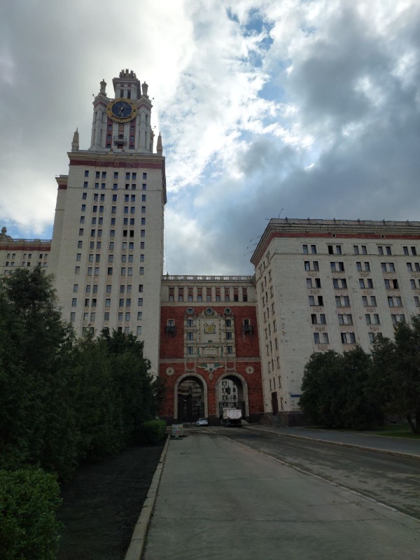 Начинаются полномасштабные реставрационные работы на фасадах здания Московского государственного университета на Воробьевых горах. Некоторые плоскости фасадов уже оделись в строительные леса и сетки. А команда "АСМ Групп" должна подключиться к работам уже в ближайшие дни.