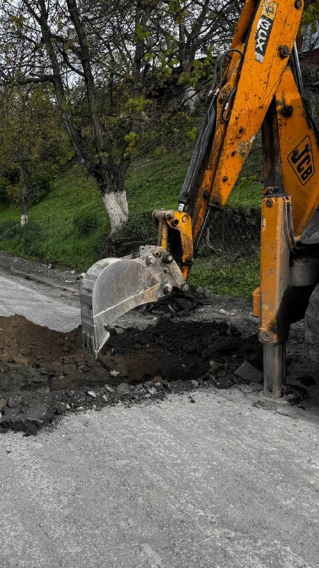 Продолжаются работы по присоединению (врезке) объектов к новому водопроводу по ул. Льянова. На сегодняшний день сделано  более 40 отводов.
