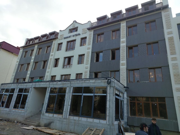 В столице Ингушетии - городе Магас, силами компании "Пирамида", заканчивается реконструкция общественного здания с приспособлением под "Smart отель" по проекту "АСМ Групп". Уже в конце сентября, на 100-летие республики, новый отель распахнет свои двери для жителей и гостей города.
