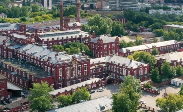 Старинные винные склады завода "Кристалл" в Москве признаны объектом культурного наследия, как образец промышленной архитектуры XIX-XX веков, построенного на берегу реки Яузы в районе Лефортово.

Комплекс кирпичных зданий "Московского казенного винного склада N1" цвета красного вина), предназначенный для производства и складирования алкогольных напитков, находится на изгибе реки Яуза на Самокатной улице. Самые ранние постройки датированы 1851-1876 годами. Появились эти строения задолго то того, как в России была введена государственная монополия на производство и продажу водки. Это произошло в 1894 году по инициативе Сергея Витте, возглавлявшего Министерство финансов. В 1914 году, в период Первой мировой войны, ограничения стали еще жестче - был введен сухой закон. Однако винные склады продолжали работать, хоть и скорректировали свой профиль. В части в них изготавливали продукцию для медицинских и технических нужд и для экспорта за границу, а часть корпусов использовали для размещения раненых. После Октябрьской революции завод возобновил работу в 1925 году. Во время Великой отечественной войны корпуса полностью переориентировались на розлив коктейля Молотова и производство сухого спирта.