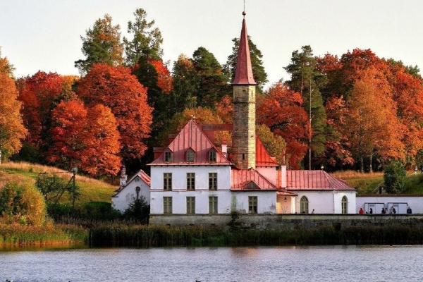 Сегодня День рождения Николая Александровича Львова (15 мая 1753 – 3 января 1804) – талантливого русского архитектора, последователя палладианства, одного из самых ярких и разносторонних представителей Русского Просвещения. 

Николай Александрович – один из эрудированных и остроумных людей своего времени. Он гармонично сочетал таланты графика, гравёра, историка, ботаника и садовода, поэта, драматурга, переводчика, музыканта. 

Занимался также археологией, химией, геологией, механикой, собирал народные песни, создал стихотворный перевод Анакреонтовых песен. Все науки изучал самостоятельно, по книгам. Так же самостоятельно осваивал рисунок, живопись, гравюру и архитектуру. 

Н.А.Львов оставил обширное творческое наследие, став автором множества знаковых объектов русской классической архитектуры в Санкт-Петербурге и его окрестностях, в Москве, на своей родине – в Торжке, и еще во многих других городах.

Приоратский замок, Храм Святой Троицы «Кулич и Пасха», Усадьба Державина, Церковь святого Ильи Пророка на Пороховых, здание Почтамта – это лишь очень небольшой список творений Николая Александровича Львова.

«АСМ Групп» тоже довелось коснуться наследия архитектора – при разработке проекта реставрации Приоратского парка в Гатчине.