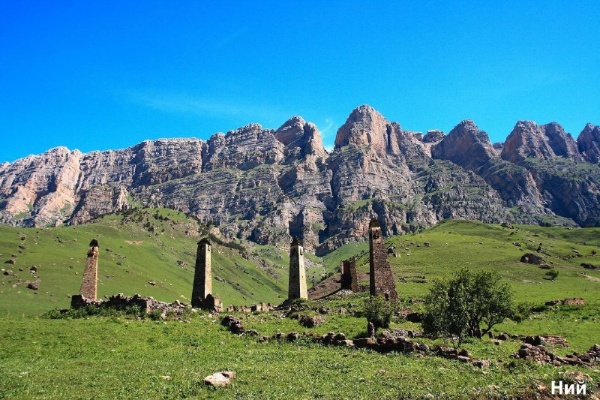 Самоназвание ингушей «гIалгIай», по мнению ряда исследователей, этимологизируется как «строитель», «житель башен». Подтверждается это и этногенетическими преданиями соседних народов, а также конструктивными особенностями архитектуры, подчеркивающими единство их происхождения.    Известные кавказоведы Е.И. Крупнов, И.В. Щеблыкин, В.И. Морковин считают, что родоначальниками башенного строительства в горной зоне, охватывающей территории современных Ингушетии, Чечни, Северной Осетии и горной части Восточной Грузии, являются предки ингушей.

Ингуши называли людей, умевших искусно обращаться с камнем, «тIоговзанче», (букв. «знающий хитрости камня»). Секреты строительного мастерства бережно хранились в семьях и передавались из поколения в поколение. Строители имели особый статус в ингушском обществе, они не подпадали даже под кровную месть, поскольку считались особо значимыми для общества людьми (мехкнах). Строительство башен требовало высокого мастерства, опыта, знаний и технических навыков.
Признанными и знаменитыми мастерами-строителями Средневековья были Янд из сел. Эрзи, Дуго Ахриев, Дяци Льянов и Хазби Цуров из сел. Фуртоуг, Баки Барханоев из сел. Бархане, Ерда Дударов из сел. Верхний Хули, Арсамак Евлоев из сел. Йовли, Хинг Ханиев из сел. Хяни, Тет-Батык Эльдиев из сел. Таргим, Баркинхоевы из сел. Верхний, Средний и Нижний Оздик.

Творения этих мастеров поражают своей монументальностью и сейчас.

Среди ученых нет единства в вопросе об их датировке, но предположительно эти архитектурные сооружения относят к XIII–XIV вв. Известный кавказовед Е.И. Крупнов писал: «Ингушские боевые башни воув являются в подлинном смысле вершиной архитектурного и строительного мастерства древнего населения края, они поражают простотой формы, монументальностью и строгим
изяществом. Боевые башни Ингушетии — высокие образцы техники и строительного искусства того времени»
О строительстве многих родовых башен остались различные предания, которые зафиксированы в ингушских сказаниях и легендах. Так, существует легенда и о строительстве башни, которую сфотографировал в разных ракурсах Ю.Ю. Карпов в 1989 г. Ингушская легенда гласит, что Чур и его четверо сыновей жили в Джерахе. Братья договорились построить боевую башню. Они положили чашу и стали возводить башню. Строитель, которого они наняли, был из галгаевцев. Он согласился воздвигнуть башню за шестьдесят быков и коров, которым было по три-четыре года. Мастер построил башню,
поставил над нею завершающий замковый камень и сказал, что не сойдет на землю до тех пор, пока ему не дадут еще одну корову сверх уговоренной платы.

Его просьбу пришлись удовлетворить, ибо, если бы его долго продержали на башне, он мог бы ослабнуть, свалиться и разбиться. По обычаю, в таких случаях хозяева несли ответственность за погибшего при строительстве и могли подвергнуться кровной мести. Получив согласие, мастер потребовал, чтобы все перешли на другую сторону ущелья, а по эту сторону оставили коров, положенных ему за работу. Просьбу мастера исполнили и позволили ему уйти с миром [Дахкильгов]. Отметим, что только сильные ингушские роды имели свои башни, поэтому к их строительству относились со всей ответственностью.
Возведение башни нужно было закончить в течение одного года, иначе род считался слабым и терял уважение в обществе.

Богата башенная архитектура горной Ингушетии и памятниками языческого периода. Святилище Мятцили расположено на вершине столовой горы на юге Ингушетии, на высоте 3000 м над уровнем моря.

Святилище было возведено в честь бога плодородия, великого обилия, благополучия и справедливости Мат-цели.

В горной Ингушетии множество склепов, и это неудивительно. Предки ингушей говорили: «Человеку при жизни нужна башня, а после смерти склеп». У всех ингушских родов были свои боевые башни и свой склепы. В склепах хоронили только представителей своего рода, чужих увозили туда, где они жили. Погребение в склепах совершали приблизительно до середины XIX в. Известны склепы различных видов — подземные, полуподземные и наземные.

Традиции обработки камня живы и в наши дни. В каждом населенном пункте равнинной части Ингушетии можно увидеть дома и заборы, построенные из горного камня мастерами каменного зодчества.

Ингушский народ бережно хранит уникальные памятники ингушского зодчества, используя полностью или частично некоторые элементы декора и композиции материальной культуры предков.

(Из научной публикации М.С.-Г. Албогачиевой, М.Т. Бежиташвили

«Башенная архитектура Горной Ингушетии» (по материалам Музея антропологии и этнографии (Кунсткамеры) РАН и Национального музея Грузии))