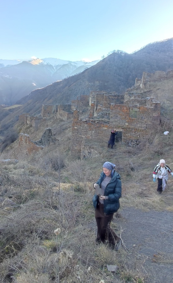 Старший научный сотрудник отдела археологии и архитектуры ГБУ «Аргунский музей-заповедник» Рамзан Баканаев провел обзорную экскурсию по территории Шикаройского историко-архитектурного комплекса.

Путь к историко-архитектурному комплексу Шикарой проходил по живописному Аргунскому ущелью. 

Как отметили участники поездки, данный комплекс является одним из интереснейших объектов башенной архитектуры как для туристов, так и для местных, и его обязательно нужно посетить.