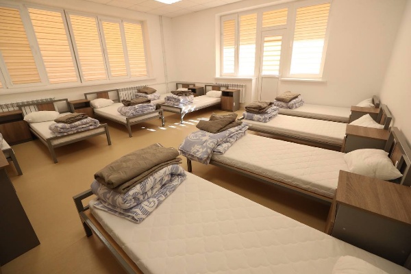 "Сегодня детский лагерь «Эрзи» открывает свои двери для юных жителей и гостей нашей республики. В полностью обновленном по современным стандартам лагере все продуманно для полноценного отдыха детей. 

Главная привлекательность в его месторасположении. «Аьрзи» находится на территории одноименного заповедника в Джейрахском районе, известного своей неповторимой красотой и уникальными природными и историческими объектами.

Модернизация лагеря стала возможной благодаря помощи основателя благотворительного фонда «САФМАР» Микаила Гуцериева. 

Порядка 400 млн рублей было потрачено на масштабную реконструкцию.

Надстроен третий этаж спального корпуса, что увеличило количество мест с 192 до 288, построена новая столовая с 184 посадочными местами, а также отдельный холодильный блок для хранения продуктов питания. Кроме того, появились две новые котельные, новая прачечная с современным оборудованием, заменены внутриплощадочные инженерные сети, восстановлены очистные сооружения. 

Есть новые спортивные площадки для мини-футбола, баскетбола, волейбола и бадминтона. Реконструирован плавательный бассейн. 

Уверен, детский оздоровительный лагерь «Эрзи» приобретет статус всероссийского.

Хочу искренне поблагодарить Микаила Гуцериева за заботу и внимание к детям, за этот прекрасный детский лагерь, который станет еще одним объектом активного отдыха и досуга для жителей нашей страны и республики", - глава Республики Ингушетия Махмуд-Али Калиматов.