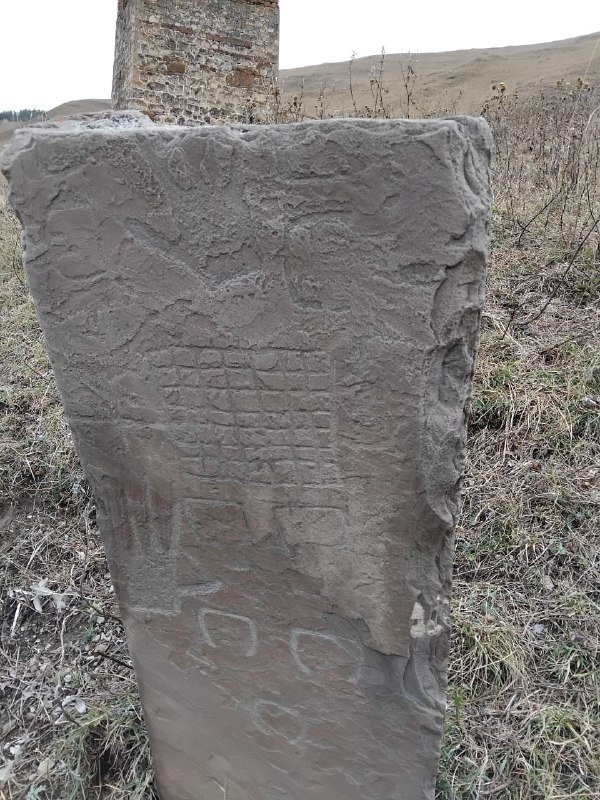 Сотрудники музея-заповедника совершили обход башенного комплекса «Анкоате».

Анкоате – средневековое башенное поселение восточнее Нийкоате. Сегодня в нем можно наблюдать две трёхъярусные жилые башни с различными конструктивными деталями, в частности, в одной из башен на уровне второго этажа сохранились остатки каменного камина.

Недалеко от поселка, в черте мусульманского кладбища расположена интересная стела с петроглифами. 

Находится в границах территории Джейрахско-Ассинского музея-заповедника.  Включен в перечень выявленных объектов культурного наследия республики, подлежит государственной охране.

По результатам проведенных полевых работ будут составлены акты технического состояния комплекса и направлены в вышестоящие организации.