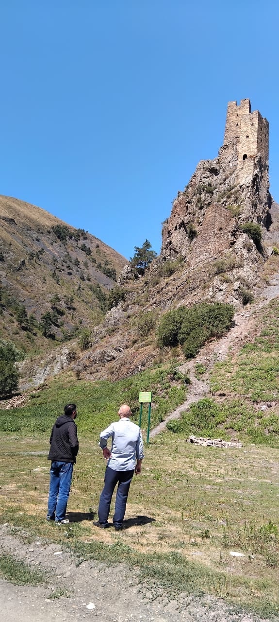 Тимерлан Умарович Кодзоев и  Ахмедхан Сампиев призвали всех отдыхающих воздержаться от посещения памятников, представляющих угрозу обрушения.   
                                                                                                                                                                                                                                                                                                     Сегодня, 14 августа руководитель Комитета Государственной охраны объектов культурного наследия республики Ингушетия Тимерлан Умарович Кодзоев и и.о. директора Джейрахско-Ассинского музея Ахмедхан Сампиев совершили инспекционную поездку к храму «Тхаба-Ерды» и башенному комплексу «Вовнушки», где в последнем начались работы по укреплению скального основания для проведения реставрационных работ. А в культовом памятнике проводятся работы по его укреплению для проведения археологических мероприятий, как правило, предваряющих восстановительные работы.                                              

Напомним, что оба исторических памятника находятся в критическом состоянии и для предотвращения их дальнейшего разрушения нуждаются в срочных противоаварийных работах.   

Пользуясь случаем, призываем всех отдыхающих, прежде всего, для своей же безопасности, воздержаться от посещения данных памятников, так как они находятся в аварийном состоянии и представляют угрозу обрушения!