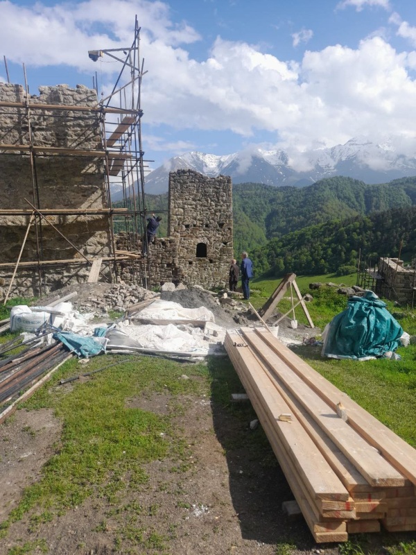 24 мая, в рамках плана работы по надзору за проведением реставрационных, консервационных и противоаварийных работ, направленных на сохранение историко-архитектурных объектов горной Ингушетии руководителем Комитета государственной охраны ОКН Кодзоевым Т.У. и и.о. директора Сампиевым А.А. была совершена инспекционная поездка к архитектурному комплексу «Кели».

Восстановительные работы, которые идут на комплексе, проводятся специалистами АСМ ГРУПП, согласно утвержденной Правительством республики проектно-сметной документации, при финансовой поддержке благотворительных фондов «САФМАР» и «Возрождение».

В результате осуществленного надзора, нарушений, по проводимым работам не выявлено.  

Кели – башенный поселок замкового типа на склоне горы Цей-Лоам.
