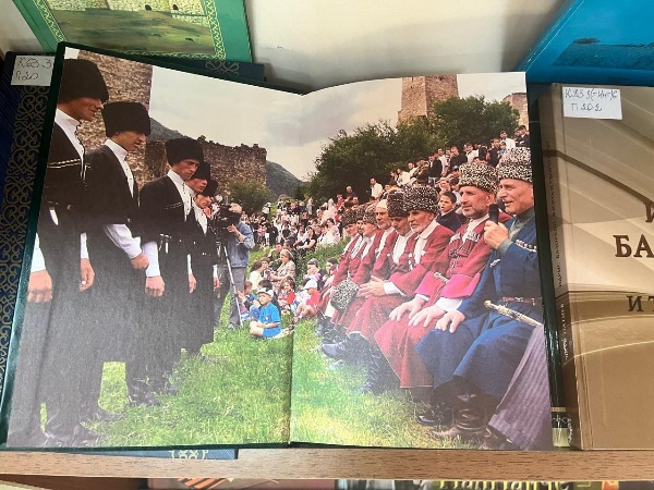 В Доме культуры с. п. Ляжги открыта выставка книг на ингушском языке.

Книги очень разные: народные сказания и легенды, произведения классиков ингушской литературы, современные издания для детей и взрослых.