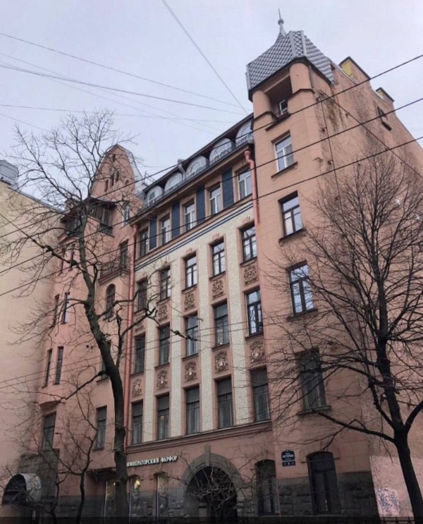 КГИОП Санкт-Петербурга признал объектом культурного наследия регионального значения Дом Бороздкина на переулке Нестерова, 9.

История застройки участка началась во второй половине XIX века, когда он принадлежал купцу Якову Головину, а впоследствии перешел во владение старосты Андмиралтейского собора Святого Спиридония Ивана Бороздкина. После завершения строительства в 1912 году по проекту арх. Леона Богусского, дом приобрел инженер-кораблестроитель Густав Шлезингер.