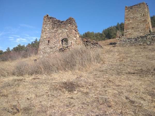 Лялах – крупный башенный поселок замкового типа на крутом горном склоне, в 0,3 км северо-восточнее Хяни. Сейчас здесь можно видеть поврежденные 3 боевые и полуразрушенные жилые строения в замковых комплексах позднего средневековья. 

Постройки размещаются на склоне ярусами. Боевые башни, являвшиеся ключевыми опорными центрами отдельных, но тесно взаимосвязанных сложных замков, 5-этажные и достигают в высоту 26,00 м. Две из них, ориентированные сводчатыми дверными проемами соответственно на восток и на юг, в плане квадратные, имеют пирамидально-ступенчатую крышу (12 сланцевых плит с венчающим крупным конусовидным камнем). У третьей боевой башни крыша отсутствует.

По содержательным местным преданиям, эта башня в прошлом так и не была заселена: зодчий неоднократно возводил пирамидальную крышу с обязательным завершающим «благословенным» камнем, но каждый раз она рушилась. Не помогли и принесенные святилищу богини плодородия Тушоли обильные жертвоприношения. Жрецы объяснили это как плохое предзнаменование, и хозяин вынужден был отказаться от данной боевой башни. Она так и осталась недостроенной, хотя ее стены уже достигали 25-метровой высоты.