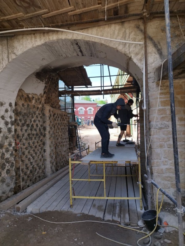 Продолжаются реставрационные работы на объекте культурного наследия федерального значения "Башня Нижних решеток" на территории Псково-Печерского монастыря по проекту "АСМ Групп".

Руководство работами - АНО "Возрождение объектов культурного наследия города Пскова и Псковской области".