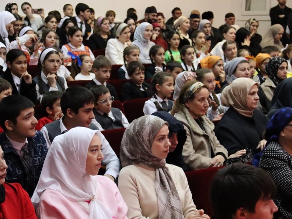 В Назрановском районе прошел праздничный концерт ко Дню народного единства.

Гостей праздника ждала насыщенная программа: песни в исполнении юных вокалистов, зажигательные танцы народов Кавказа, выступления заслуженных артистов республики.

Дополнила праздник осенняя ярмарка от местных школ.