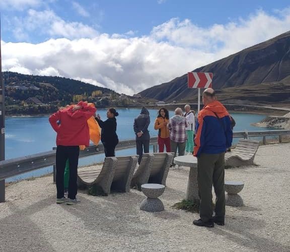 В рамках туристической программы была проведена экскурсия для группы туристов в одно из самых живописных мест Чеченской Республики — озеро Казеной-Ам и историко-архитектурный комплекс в селении Хой.

Участники познакомились с природными достопримечательностями высокогорного озера, узнали о его истории и особенностях. Далее маршрут прошёл в сторону селения Хой, где туристы посетили древние башенные постройки, осмотрели смотровые площадки и познакомились с культурным наследием горных районов.

Экскурсия прошла в тёплой и познавательной атмосфере.