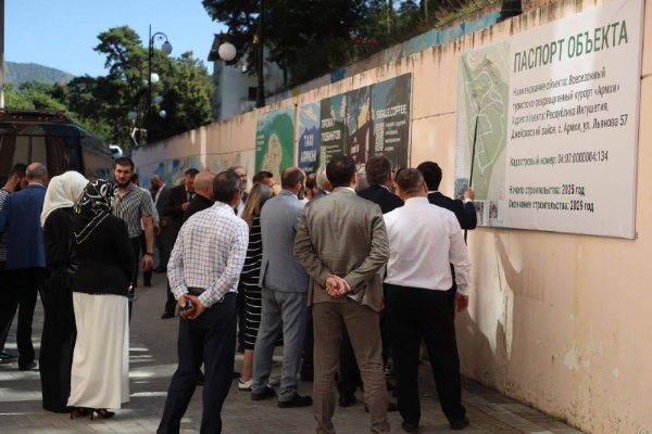 Заместитель Министра экономического развития РФ Сергей Назаров посетил курорт «Армхи» в рамках рабочего визита в Ингушетию. «Армхи» входит в прорывные проекты республики, в него планируется вложить около 13 млрд рублей.

По проекту предполагается создание горнолыжных трасс, многофункционального центра, инвестором будут созданы бальнеологический комплекс на 60 номеров, гостиничный комплекс на 340 номеров, панорамные виллы на 52 места размещения и т.д.