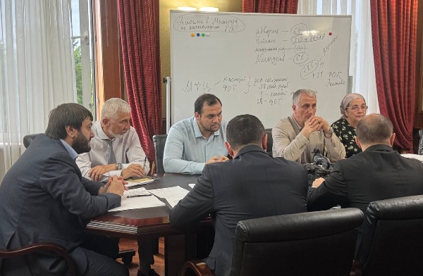 В Минфине Ингушетии обсудили просроченную кредиторскую задолженность бюджета Назрановского района. 

Комиссия, созданная по поручению Главы республики, провела заседание с участием представителей администрации сельского поселения Экажево.  

Основной вопрос – сокращение задолженности перед ПАО "Россети Северный Кавказ". Участники совещания скоординировали дальнейшие действия и поручили детализировать информацию о просроченной задолженности.