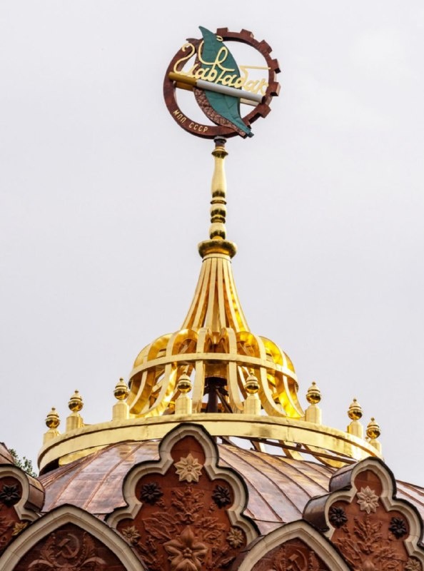 Первый павильон "Главтабак" появился на территории ВДНХ еще в 1939 году, но позже был демонтирован. Здание в нынешнем виде было построено в 1954 году по проекту арх. К.М.Смирнова и художника В.С.Кондратьева. Павильон изначально был посвящен табачной промышленности СССР, но в разные годы там размещались экспозиция "Бытовое обслуживание населения", представительство губернатора Саратовской области и кафе с верандой, а с 2017 года здание было закрыто на реставрацию.

Сейчас работы по реставрации 35 павильона ВДНХ близки к завершению. Одной из главных вех стало возвращение на крышу здания его исторического украшения - позолоченного шпиля с фирменной эмблемой. Высота шпиля около 9 метров, а диаметр превышает 3 метра. Конструкция собрана из 160 элементов и покрыта сусальным золотом. Помимо шпиля павильону вернули более 10 000 керамических изразцов на фасады, отреставрировали уникальную хохломскую роспись на потолке и фризе, воссоздали мозаичный пол в технике терраццо, а также заново изготовили металлическую люстру диаметром свыше 3 метров. 

После завершения работ в павильоне "Главтабак" откроется клуб чайной культуры.