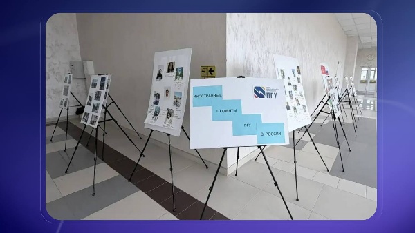 Ко Дню студента в Центре международного образования Пятигорского государственного университета открылась  фотовыставка, посвящённая жизни иностранных студентов в России

В экспозиции – яркие моменты из студенческих будней: учёба и отдых наших иностранцев – экскурсии, концерты, посещение музеев и выставок. Эти фотографии – живые истории о дружбе, культурном обмене и насыщенной студенческой жизни в ПГУ.