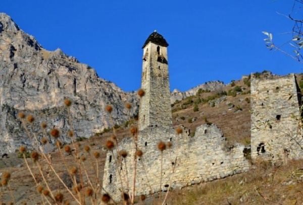 Специалисты "АСМ Групп" приступают к проекту реставрации Башенного комплекса "Кхарт" в горной Ингушетии.

По истории одну из боевых башен "Кхарт" взорвали во время экспедиции Розена в 1832 году. Чуть выше комплекса находится полуразрушенное родовое святилище Дялите, являвшееся одним из главных духовных центров Ингушетии.