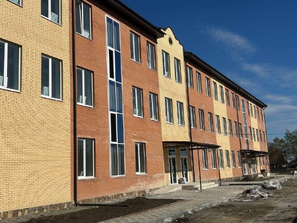 Партдесант «Единой России» в Сунженском районе в рамках реализации Народной программы партии проверил ход работ по строительству школы в с.п. Берд-юрт.

В инспекционном выезде приняли участие: секретарь местного отделения партии «Единая Россия» в Сунженском районе Магомед Евлоев, член местного политсовета Мухамед Ганиев, секретарь первичного отделения №814, глава сельского поселения Берд-юрт Магомед Гадаборшев, депутат села Мархиев Ибрагим.

В ходе мониторинга было отмечено, что инфраструктура школы включает в себя спортивные площадки для футбола, волейбола, баскетбола, а также зону для воркаута и детские площадки, подходящие для разных возрастных групп. 

Завершены работы по озеленению, асфальтированию, проведению электричества и решению вентиляционных вопросов, а также установке дверей и очистных сооружений.

В настоящий момент продолжаются отделочные работы. Планируется завершить монтаж потолков в течение недели, а также укладку линолеума и ламината.

Строители сообщили о намерении сдать объект раньше установленного срока, что позволит в дальнейшем быстро запустить учебный процесс в обновленной школе.