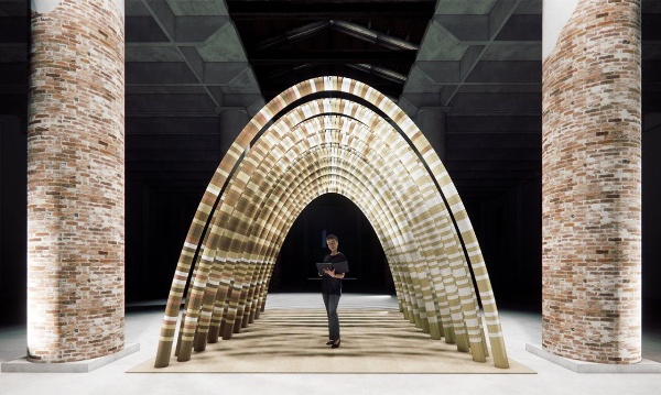 
Интересную тему придумал куратор XIX Международной архитектурной биеннале Карло Ратти: «Интеллигены. Естественный. Искусственный. Коллективный». За игрой слов, где разум срастается с генами, стоит решительное предложение: уравнять в правах человека  искусственный интеллект и природу.

Каждый из трех разделов основной экспозиции задуман как фрактальное пространство — организм, который связывает разные проекты, создавая диалог естественного (природного), искусственного (технологического) и коллективного (социального, человеческого) интеллектов. Здесь затронуты такие глобальные проблемы, как повышение температуры и демографические сдвиги. 

Ратти приходит к выводу: освоение космоса не выход — нужно здесь, на Земле, «построить мир с интеллектом, прислушиваясь к интеллекту мира».

На фото: проект инсталляции Слоновья часовня (Elephant Chapel) тайского архитектора Бунсерма Премтады.