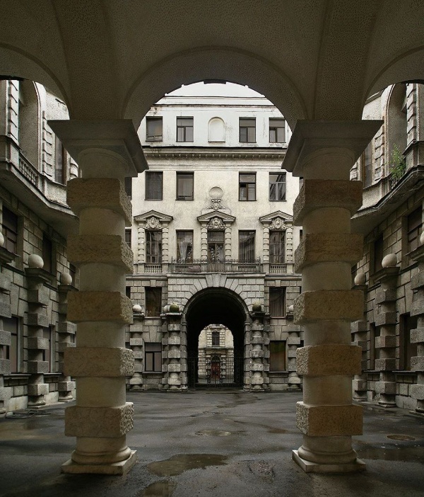 17 октября в Государственном институте искусствознания состоится открытая дискуссия на тему: "Доходные дома XIX - начала ХХ века в России. Городская среда. Наследие. Проблемы. Перспективы".

В центре внимания будут исторические доходные дома Санкт-Петербурга, Москвы и других городов, которые к рубежу XIX-XX веков определили облик и пространственную структуру промышленных центров России. Однако ныне за их нарядными фасадами часто скрываются мрачные лестничные клетки и коммуналки, в которые превратились некогда роскошные квартиры. 

Что делать с этим прекрасным, но болезненно запущенным архитектурным наследием?