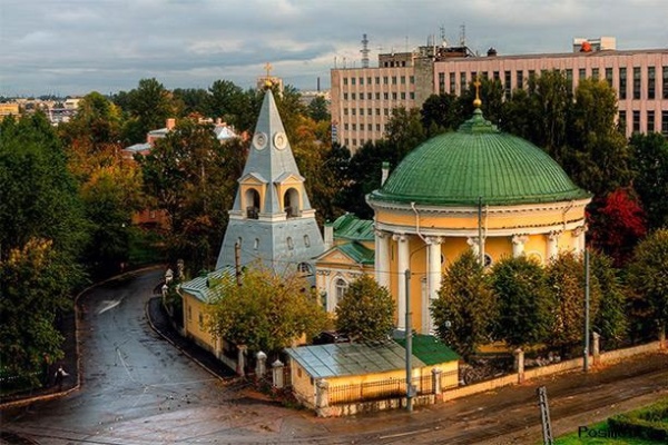 Сегодня День рождения Николая Александровича Львова (15 мая 1753 – 3 января 1804) – талантливого русского архитектора, последователя палладианства, одного из самых ярких и разносторонних представителей Русского Просвещения. 

Николай Александрович – один из эрудированных и остроумных людей своего времени. Он гармонично сочетал таланты графика, гравёра, историка, ботаника и садовода, поэта, драматурга, переводчика, музыканта. 

Занимался также археологией, химией, геологией, механикой, собирал народные песни, создал стихотворный перевод Анакреонтовых песен. Все науки изучал самостоятельно, по книгам. Так же самостоятельно осваивал рисунок, живопись, гравюру и архитектуру. 

Н.А.Львов оставил обширное творческое наследие, став автором множества знаковых объектов русской классической архитектуры в Санкт-Петербурге и его окрестностях, в Москве, на своей родине – в Торжке, и еще во многих других городах.

Приоратский замок, Храм Святой Троицы «Кулич и Пасха», Усадьба Державина, Церковь святого Ильи Пророка на Пороховых, здание Почтамта – это лишь очень небольшой список творений Николая Александровича Львова.

«АСМ Групп» тоже довелось коснуться наследия архитектора – при разработке проекта реставрации Приоратского парка в Гатчине.