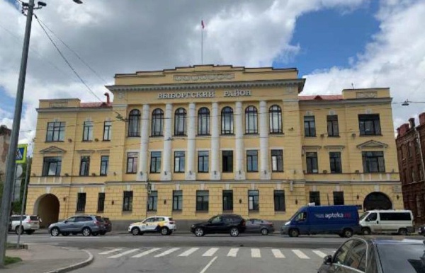 Здание бывшего Санкт-Петербургского учительского института имени императора Александра II на Большом Сампсониевском проспекте, 86 признано региональным памятником.

Строительство здания велось с 1914 по 1916 годы по проекту архитектора Василия Андросова.

Строгий симметричный лицевой фасад обладает гармоничными пропорциями, которые восходят к образцам петербургского классицизма конца XVIII - первой трети XIX веков.

Облик дома имеет богатое декоративное оформление: цоколь отделан гранитом, первый этаж оформлен рустом, подоконными нишами и замковыми камнями. Окна третьего этажа оформлены замковыми камнями с женскими маскаронами.

По материалам КГИОП СПб.