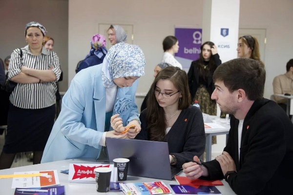 В Назрани прошла Всероссийская ярмарка трудоустройства.

Ярмарка вакансий «Работа России. Время возможностей» собрала в Назрани сотни соискателей и работодателей.

Здесь было представлено более 600 вакансий от ингушских работодателей и свыше 10 000 из различных регионов России. 

Мероприятие предложило посетителям широкий спектр услуг: от консультаций по составлению резюме до подачи заявок на бесплатное обучение.

Предварительные итоги впечатляют: 
более 80 человек получили отклики от работодателей, и эта цифра будет только расти, ведь многие анкеты еще обрабатываются.

В мероприятии принял участие и премьер-министр Ингушетии Владимир Сластенин. 

«Вопросы занятости населения - одно из приоритетных направлений нашей работы, мы всегда поддерживаем инициативы, которые помогают нашим гражданам найти достойную работу и реализовать свой потенциал» , - отметил он.