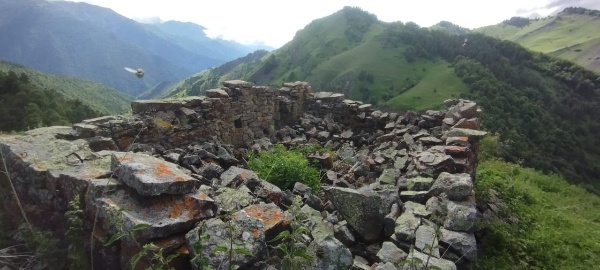 И.о. директора Джейрахско-Ассинского музея-заповедника А. Сампиев совершил инспекционную поездку в башенный комплекс «Гвези», расположенному в восточной части Гулойхийского ущелья Джейрахского района, пограничной зоне, в 400 метрах юго-восточнее «Кашети», на крутом горном склоне.

Лишь одна жилая башня комплекса сохранилась на высоту одного этажа, остальные постройки находятся в разрушенном состоянии. В черте поселка располагаются пять подземных коллективных склеповых гробниц и некрополь из каменноящичных захоронений.  На жилой башне комплекса, на арочном камне входного проема имеются петроглифы, в виде 3 отпечаток кистей рук – двух больших и одной маленькой.

Комплекс малоизвестен, редко посещаем и труднодоступен. Рядом расположены небольшие средневековые башенные поселения «Агутыр», «Кашети», «Оасег».

Летом прошлого года между поселениями Гвези и Агутыр было обнаружено кладбище с 13 надмогильными стелами и 5 раннемусульманскими могилами.