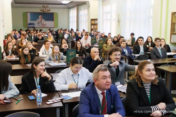 Команда ПГУ в финале Всероссийского конкурса «Модель уголовного суда».

На площадках МГЮА имени О.Е. Кутафина и МГУ имени М.В. Ломоносова прошёл III Всероссийский студенческий конкурс имени А.Ф. Кони «Модель уголовного суда», приуроченный к 160-летию первого процесса с участием присяжных в России. Конкурс объединил 32 команды и более 450 студентов юридических вузов страны.

В финальном этапе в Москве Институт юриспруденции и инжиниринга ПГУ представила команда KNº142 «Вердикт», успешно прошедшая строгий отбор экспертного совета и достойно выступившая наравне с ведущими вузами России. Участники работали с кейсами на основе реальных уголовных дел, а их выступления оценивали судьи, адвокаты и представители Генеральной прокуратуры РФ.