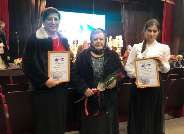 26.10.2024 года  в ТЮЗе  прошел республиканский фестиваль национальных культур «В дружбе с народами». Мероприятие посвящено сохранению и развитию культурного наследия народов республики, укреплению межнациональных отношений и взаимопонимания между представителями разных этнических групп.

В фестивале принили участие: Директор Дома Культуры с.п.Джейрах Цицкиева Т.У., зав.филиалом с.п. Ляжги Хутиев А.М., методист Дома Культуры с.п. Джейрах Харсиева А.Р., методист Дома Культуры с.п. Ляжги Измайлова Р.У. 

Участница художественно-литературного кружка «ДК» с.п. Ляжги, Хутиева Амина Амерхвновна выступила со стихотворением Салмана Озиева «Барт-Цхьоаг1о». А по окончанию фестиваля всех участников наградили дипломами.