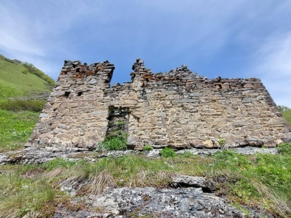 На днях, инспектора Джейрахско-Ассинского музея-заповедника в сопровождении начальника пограничной заставы и трех его сотрудников, совершили инспекционную поездку к, раннее не учтенному, башенному комплексу «Бярч», расположенному в 2 км юго-западнее башенного поселения «Някъист», в закрытой пограничной зоне.                                                                                                              

Цель поездки: учет, выявление, проведение обмеров, фото и видеофиксация ОКН, а также описание и оценка их технического состояния.  
