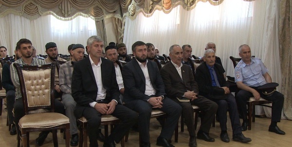 В сельском поселении Джейрах состоялся сход граждан, участие в котором приняли сотрудники правоохранительных органов. Инициатором встречи выступил Общественный Совет при МВД Ингушетии. 

Обсуждали криминогенную обстановку: правоохранители представили подробную статистику. Цифры не могут не радовать: горная часть республики – самый безопасный район.