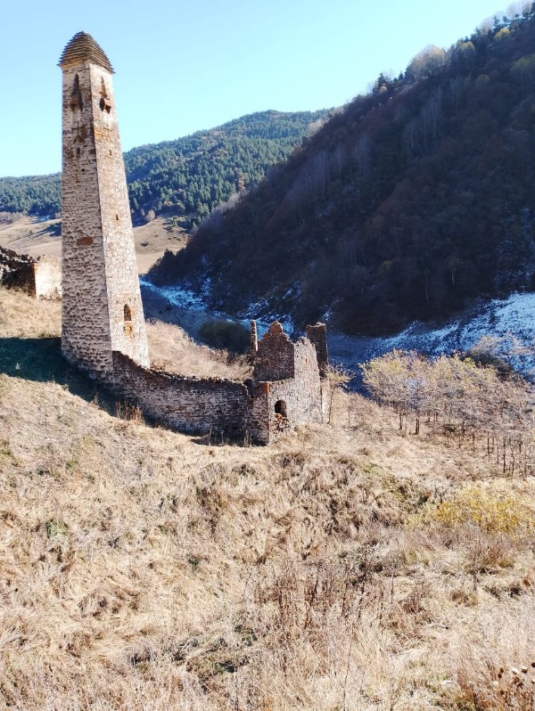 И.о. директора Джейрахско-Ассинского музея-заповедника Сампиев А.А. совершил инспекционную поездку к башенному комплексу «Хяни».

Башенный комплекс Хяни (Хаьни, Хани, Хени-инг.) – находится на горном склоне в центре Салгинского ущелья, у речки Чулхи. Строения относятся к XVI веку. Он включают в себя три боевые, три полубоевые и 11 жилых башен, соединенные между собой длинными каменными заградительными стенами. 

Боевые башни Хяни, шестиэтажные, достигающие высоту до 30 метров, со ступенчато-пирамидальным покрытием, являются яркими образцами периода развития и наивысшего расцвета строительного дела в Ингушетии и соседних регионах, они существенно выделяются на фоне аналогичных сооружений, прежде всего новизной форм, внешней красотой и изяществом конструктивных деталей.

Жилые башни, в плане прямоугольные или реже трапециевидные, располагали двумя или более этажами плоской крышей, с высоким парапетом.

Признанным и знаменитым мастером-строителем Средневековья был Хинг Ханиев из Хяни, также имелись прославленные ремесленники по изготовлению луков, стрел, арбалетов, пращей (например, Алпи Ханиев).

В 2011-2012 годах комплекс Хяни в пределах возможного был отреставрирован, к нему проложена гравийная дорога, и сейчас он является одним из достопримечательностей горной Ингушетии.