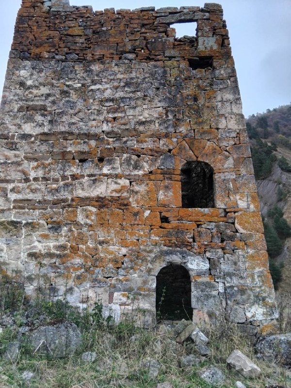 Сотрудники музея-заповедника совершили обход башенного комплекса «Анкоате».

Анкоате – средневековое башенное поселение восточнее Нийкоате. Сегодня в нем можно наблюдать две трёхъярусные жилые башни с различными конструктивными деталями, в частности, в одной из башен на уровне второго этажа сохранились остатки каменного камина.

Недалеко от поселка, в черте мусульманского кладбища расположена интересная стела с петроглифами. 

Находится в границах территории Джейрахско-Ассинского музея-заповедника.  Включен в перечень выявленных объектов культурного наследия республики, подлежит государственной охране.

По результатам проведенных полевых работ будут составлены акты технического состояния комплекса и направлены в вышестоящие организации.