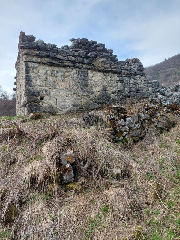 Ещё один храм-святилище в Дошхакле (Дошхаклинский 2-й храм-святилище).

Расположен в 300 м от боевой башни на невысоком холме через горную речку. 
  
Протяжённость храма  - 7 метров, ширина - 3.9 м., имел двускатно-ступенчатое покрытие. 

Внутри постройка была поделена слабо выступающей аркой на 2 части: восточную и западную. 
Сооружение возведено на известковом растворе. Кладка стен полигональная. 

Памятник впервые был обнаружен Л. П. Семёновым и И. П. Щеблыкиным, а археологической раскопке подвернут М. Б. Мужухоевым в 1974 г. 
 
Сейчас объект полуразрушен. Часть западной стены и крыша разрушены, на других стенах имеются трещины. Состояние неудовлетворительное. 

Храмы и святилища горной Ингушетии являются уникальными памятниками древней ингушской архитектуры, представляющие собой монументальные религиозные культовые каменные сооружения, расположенные преимущественно в Джейрахском районе. 