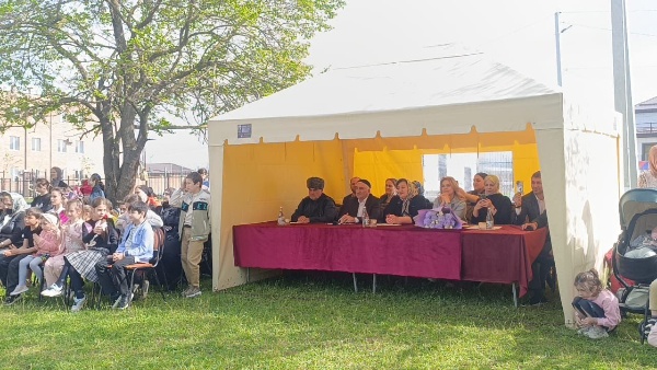 В Сунженском районном Доме культуры состоялся ежегодный фольклорный фестиваль "Тушоли".

В рамках конкурсной программы "Малха-Аза" свои таланты продемонстрировали ученицы образовательных школ Сунженского района.

Мероприятие посетили почетные гости, среди которых были Советник уполномоченного при Президенте РФ по правам ребенка Кристина Владимировна, Уполномоченная по правам ребенка в Республике Ингушетия Зарема Чахкиева, представители различных городов и районов Ингушетии, а также главный специалист РДНТ Асет Абдурзакова.

Праздничную атмосферу мероприятия поддержали выступления хореографического коллектива "Эзди", а также сольные номера Заслуженных работников культуры РИ. По завершении конкурсной программы победительницам были вручены ценные памятные подарки.