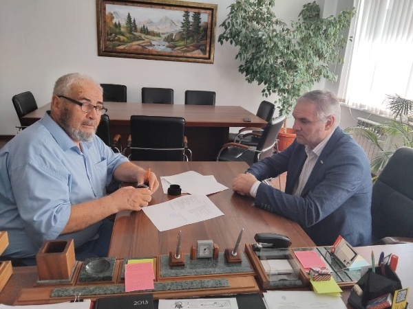 29 августа 2024 г. ГКУ «Джейрахско-Ассинский музей-заповедник» и ГБУ «Ингушский научно-исследовательский институт гуманитарных наук им. Ч.Э. Ахриева» заключили договор о совместном сотрудничестве.

Предметом договора является сотрудничество Сторон в области социокультурной деятельности по сохранению и актуализации историко-культурного наследия горной части Республики Ингушетия, исследования, сохранения и популяризации каменного зодчества Ингушетии, совместная реализация долгосрочных социокультурных программ и проектов.

В рамках данного соглашения учреждения будут осуществлять взаимодействие по реализации совместных проектов и мероприятий, направленных на сохранение и популяризацию историко-культурного потенциала республики, участвовать в совместных выставочных мероприятиях, будет организована совместная работа в области информационной, издательской деятельности и т.д.

Руководители учреждений выразили надежду на плодотворное и взаимовыгодное сотрудничество, которое поспособствует появлению новых совместных проектов и это станет важным шагом на пути сохранения и популяризации культурного наследия Ингушетии. 

Так, например, одним из первых совместных проектов будет участие Джейрахско-Ассинского музея-заповедника в Международной научно-практической конференции «Национально-государственные образования в России: история и современность», посвященная 100-летию образования Республики Ингушетия, которое будет проходить в столице Республики Ингушетия с 23-25 сентября 2024 г. 