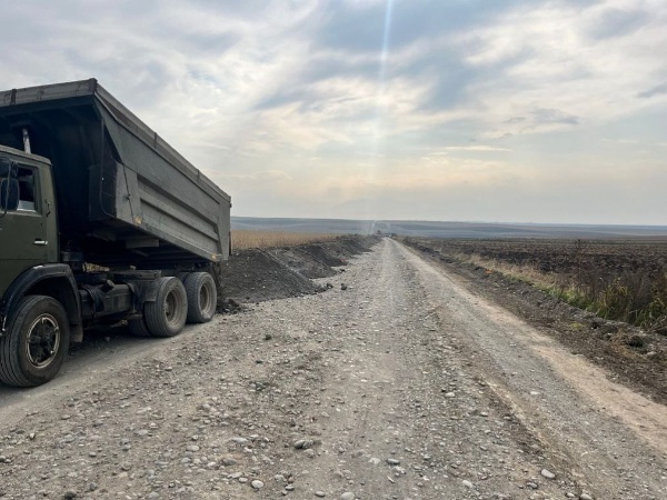 В Назрановском районе начался капремонт дороги «Долаково – Гайрбек-Юрт».

Дорога, которая долгие годы была гравийной и связывала сёла только через объездную трассу, наконец, получает современное покрытие.

Что делают:
Создают новое дорожное основание толщиной 60 см.
Установят 42 дорожных знака.
Смонтируют сигнальные столбики и 100 метров барьерного ограждения.
Нанесут дорожную разметку.

Финансирование и сроки:
Стоимость проекта — около 300 млн рублей в рамках региональной программы «Развитие автомобильных дорог Республики Ингушетия».
Завершение работ запланировано на 2027 год.