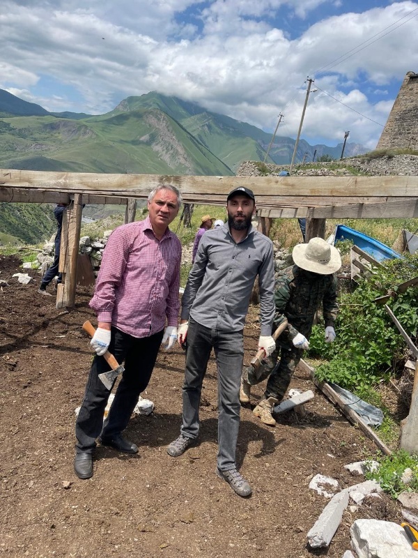 Сотрудники Джейрахско-Ассинского музея-заповедника, в рамках защиты и сохранения памятников истории и культуры, провели санитарные мероприятия по сносу незаконных хозяйственных построек на территории башенного комплекса «Фуртоуг» .

Была разобрана летняя хозяйственная пристройка, расположенная на охранных зонах комплекса. Весь мусор был собран и вывезен в специально отведенное место.

Напоминаем, что в целях обеспечения сохранности объекта культурного наследия в его историческом ландшафтном окружении устанавливается особый режим использования земель, ограничивающий хозяйственную деятельность и запрещающий строительство, за исключением применения специальных мер, направленных на сохранение и регенерацию природной среды объекта культурного наследия (п. 2 ст. 34 Федерального закона от 25.06.2002 № 73-ФЗ «Об объектах культурного наследия (памятниках истории и культуры) народов РФ».

Башенный комплекс Фуртоуг (Фуртовг-инг.) расположен у начала Джейраховского ущелья, на отроге Столовой горы, на правом берегу реки Армхи. Сейчас здесь сохранилось только основание боевой башни, пять полуразрушенных жилых башенных строений позднего средневековья и один склеп.

Само название аула Фуртоуг можно перевести как «ни твое, ни мое», по местной легенде родоначальники фамилий Ахриевых и Льяновых спорили, чьим именем назвать их аул, но вопрос остался открытым.

Из аула Фуртоуг вышло немало известных ингушей. Это были знаменитые строители башен. Здесь родился первый ингушский этнограф, знаток быта и культуры ингушей Чах Ахриев. Особую известность Фуртоугу принес один из руководителей борьбы за Советскую власть на Северном Кавказе в годы Гражданской войны Гапур Ахриев. 15 мая 1981 года в его родном доме в Фуртоуге открылся мемориальный музей. Тут собраны предметы старины, кухонная утварь, а также старые фотографии и документы. В Фуртоуге есть и Фуртогский водопад, известный тем, что туда приезжал Дмитрий Иванович Менделеев, о чем рассказывает мемориальная табличка. 