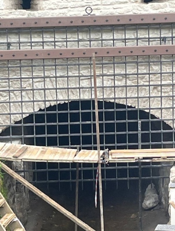 На объекте культурного наследия федерального значения "Башня Нижних решеток" Псково-Печерского монастыря по проекту "АСМ Групп" установлена герса - опускная решетка крепостных ворот - фортификационный элемент для защиты от внешнего врага. Герса воссоздана и установлена над водопропускной системой башни, в месте выхода реки Каменец с территории монастыря.