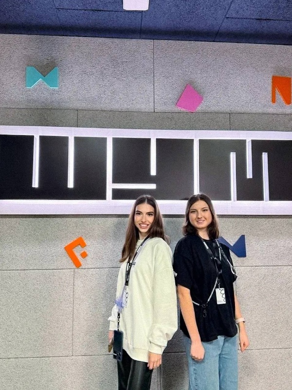 17-19 марта представители ПГУ в лице преподавателя ИМО ПГУ Софьи Моисеевой и студентки 4 курс СПО ВШДиА ПГУ Миланы Шевченко принимают участие в установочном семинаре по развитию медиасообществ.

Совместно с Трансляторами смыслов Центра «ШУМ» со всей страны будут создаваться концепции развития медиасообществ для того, чтобы потом реализовать эти проекты у себя в регионах. В рамках программы запланирован ряд стратегических сессий, лекций экспертов и мастер-классов.

В этом году статус Транслятора смыслов получили 157 человек из 57 регионов России. Что значит быть «Транслятором смыслов»? 
Это не просто статус. Это готовность быть проводником идей «ШУМа» в своём регионе: поддерживать профессиональное сообщество, делиться опытом и вовлекать других в осмысленную работу с медиа.