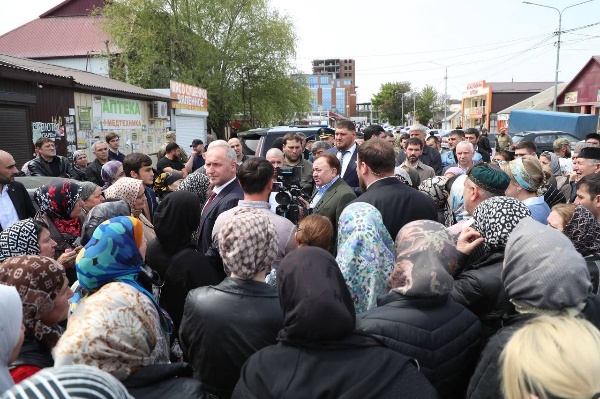 Глава Ингушетии Махмуд-Али Калиматов совместно с первым вице-премьером Магомедом Евлоевым и представителями профильных ведомств выехал на место пожара на Центральном рынке в г. Сунже. Глава региона лично оценил масштабы разрушений и пообщался с владельцами торговых точек, сгоревших в ходе пожара. 

Возгорание, произошедшее ночью, охватило 1300 кв. метров и затронуло 220 торговых точек. Пострадали 4 человека, один госпитализирован.

Руководитель субъекта поручил оказать юридическую помощь предпринимателям в составлении исковых заявлений о взыскании ущерба.