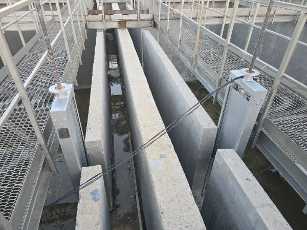 В Сунже строят современные очистные сооружения.

Работы идут с опережением графика.

Что уже сделано в 2025 году:
Монтаж технологического оборудования;
Укладка напольной плитки;
Монтаж отопления и канализации;
Работы в производственном корпусе.

Что идет сейчас:
Кровельные работы;
Укладка канализационного коллектора;
Прокладка инженерных сетей;
Монтаж сэндвич-панелей здания доочистки;
Устройство приямка;
Монтаж оборудования денитрификатора-аэротенка.

На объекте задействованы 34 работника и 6 единиц техники.

Новые очистные сооружения решат проблему водоотведения и очистки сточных вод.