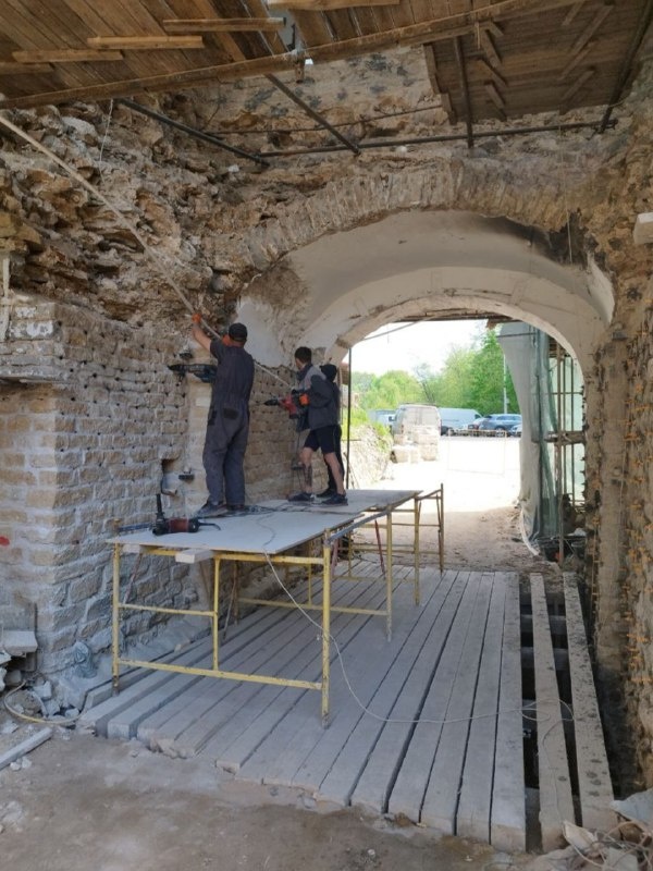 Продолжаются реставрационные работы на объекте культурного наследия федерального значения "Башня Нижних решеток" на территории Псково-Печерского монастыря по проекту "АСМ Групп".

Руководство работами - АНО "Возрождение объектов культурного наследия города Пскова и Псковской области".