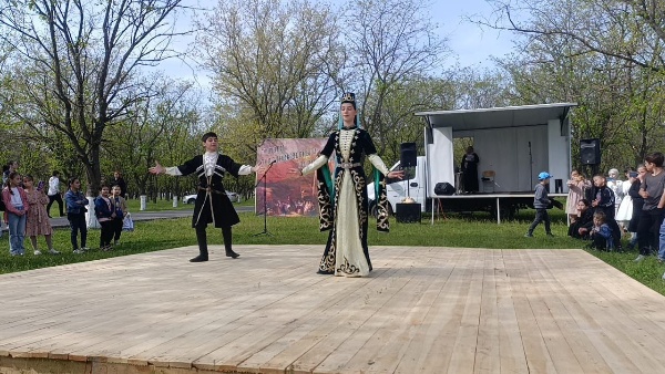 В Сунженском районном Доме культуры состоялся ежегодный фольклорный фестиваль "Тушоли".

В рамках конкурсной программы "Малха-Аза" свои таланты продемонстрировали ученицы образовательных школ Сунженского района.

Мероприятие посетили почетные гости, среди которых были Советник уполномоченного при Президенте РФ по правам ребенка Кристина Владимировна, Уполномоченная по правам ребенка в Республике Ингушетия Зарема Чахкиева, представители различных городов и районов Ингушетии, а также главный специалист РДНТ Асет Абдурзакова.

Праздничную атмосферу мероприятия поддержали выступления хореографического коллектива "Эзди", а также сольные номера Заслуженных работников культуры РИ. По завершении конкурсной программы победительницам были вручены ценные памятные подарки.