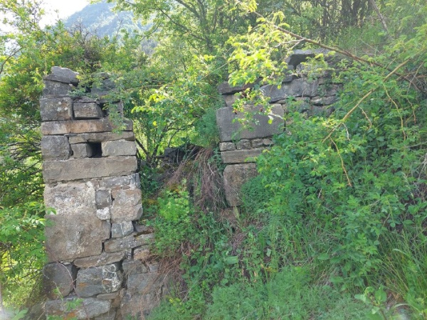 Сотрудники музея-заповедника, в рамках плана работ по выявлению и учету ранее не учтенных памятников архитектуры, на территории комплекса «Някъист» обнаружили ранее неучтенный памятник старины, обладающий признаками объекта культурного наследия. 

Выявленный объект полуразрушен, расположен в 200 м юго-западнее комплекса и, предположительно, является святилищем. Как известно, святилище – это здания, помещения, которые наши предки использовали для совершения религиозных обрядов. 

Объект сложен из тесанного серого камня, толщина стен 50 см. Сохранившаяся высота стен от 1,5 м (западная стена) до 3 м (юго-восточная стена), на восточной стене имеется дверной проем – шириной 0,6 м и в высоту 0,8 м. Постройка одноэтажная, крыша отсутствует, фундаменты в наличии, площадь в основании около 9 кв.м. Северная стена полуподземная, крыша была ступенчатой, святилище расположено в густых зарослях лесного массива, возможно поэтому оставалось до сих пор необнаруженным. 

Храмы-святилища, в отличии от склеповых построек, имеют дверные проемы. То, что сохранившаяся постройка являлась святилищем, говорят и выходцы с этого комплекса, которые видели ее целым в 50-х гг прошлого века – после возвращения из депортации и отмечают, что там были предметы быта, а также рога и кости жертвенных животных. 